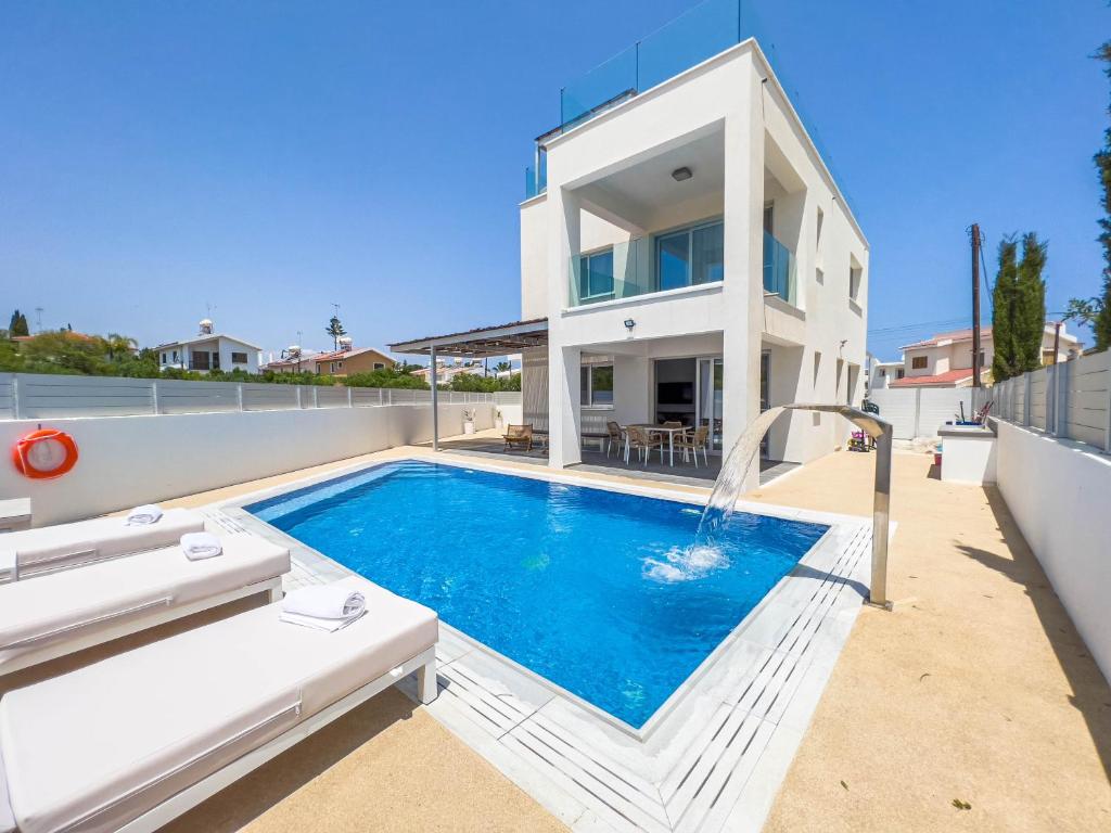 普罗塔拉斯Geo Panoramic Villa +Pool +Game Room +Gym的一座房子后院的游泳池
