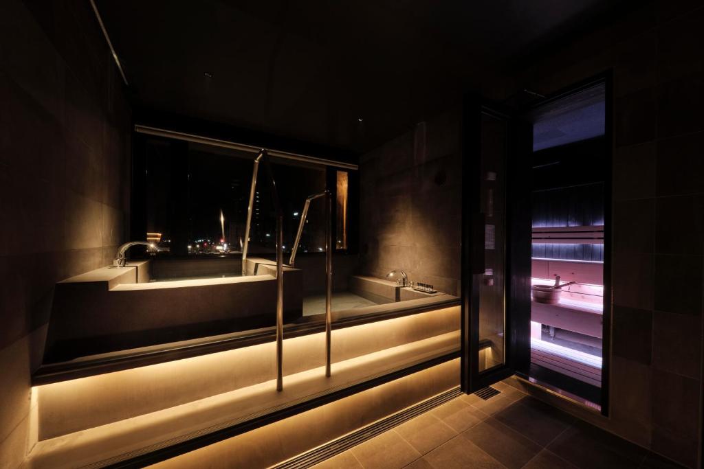 高山FAV LUX Hida Takayama的浴室配有两个盥洗盆和浴缸。