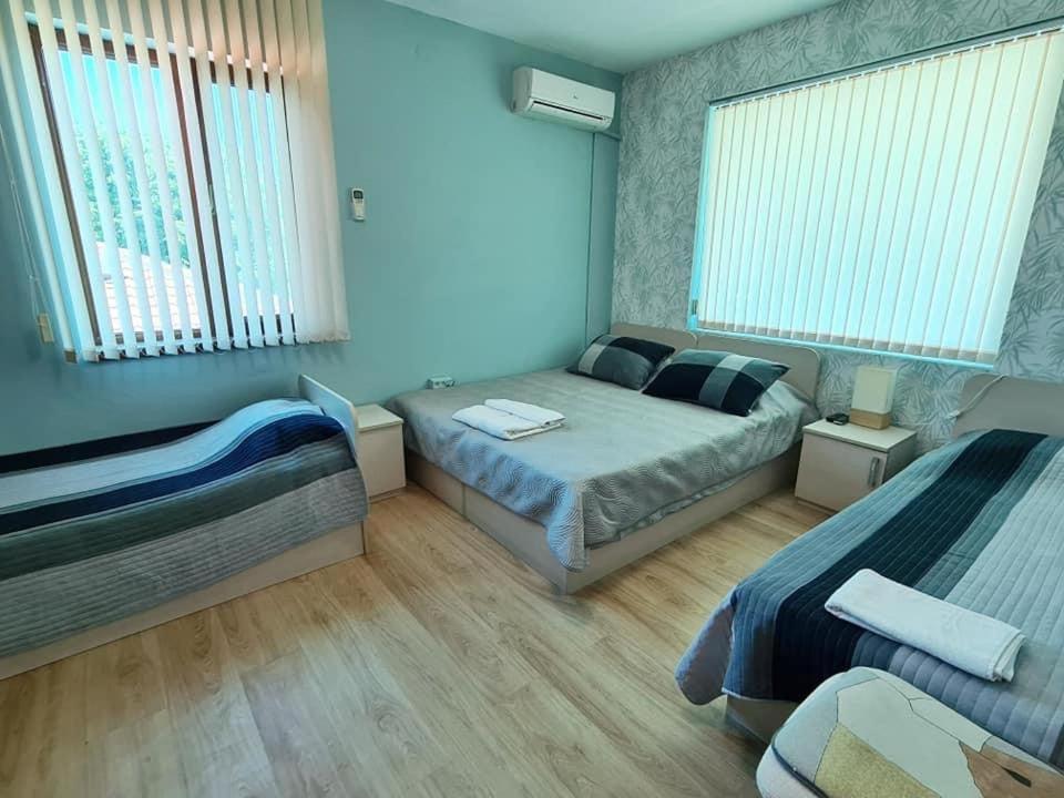 克拉佩茨House Varna-3的一间卧室设有两张床和两个窗户。