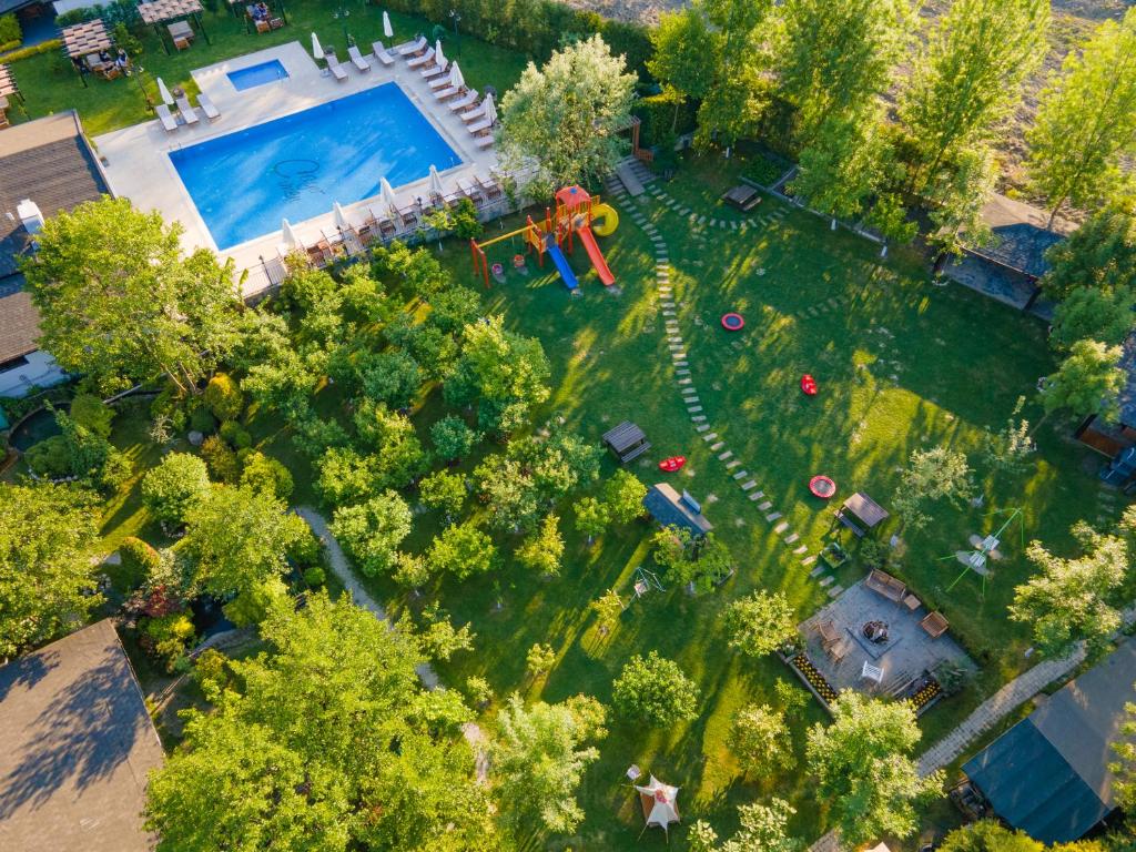萨潘贾Sapanca Cayir Cimen Otel的享有后院的上方景色,设有游泳池和游乐场
