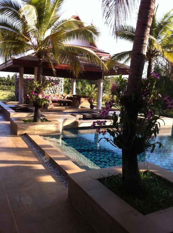 So TukBan Na的度假村内棕榈树游泳池