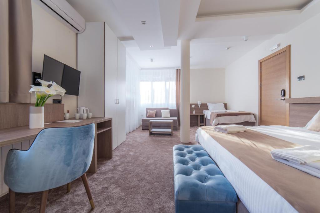 贝尔格莱德M House Bed and Breakfast的酒店客房带一张大床和一把椅子