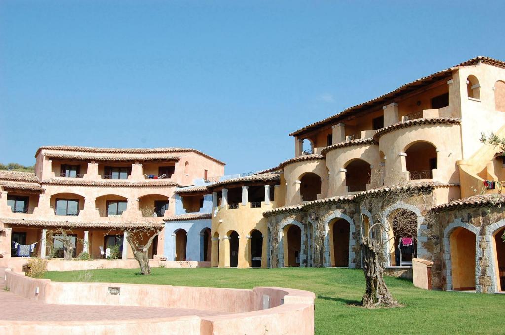 马里内拉Residence with private beach in Marinella的前面有院子的大建筑