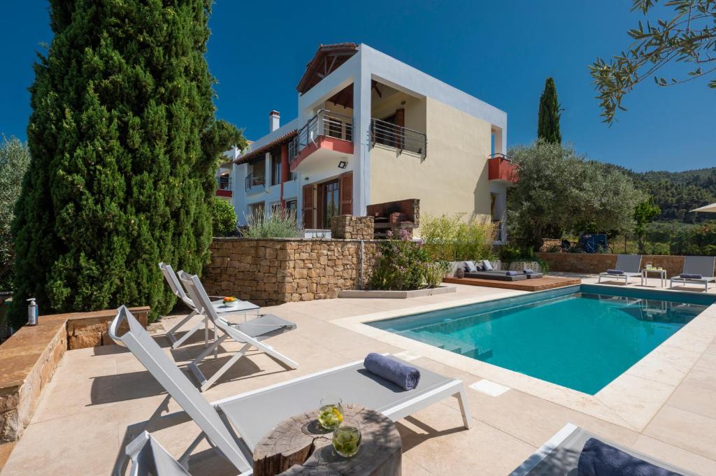 沃尔沃罗Avista Villa的一座带游泳池和房子的别墅