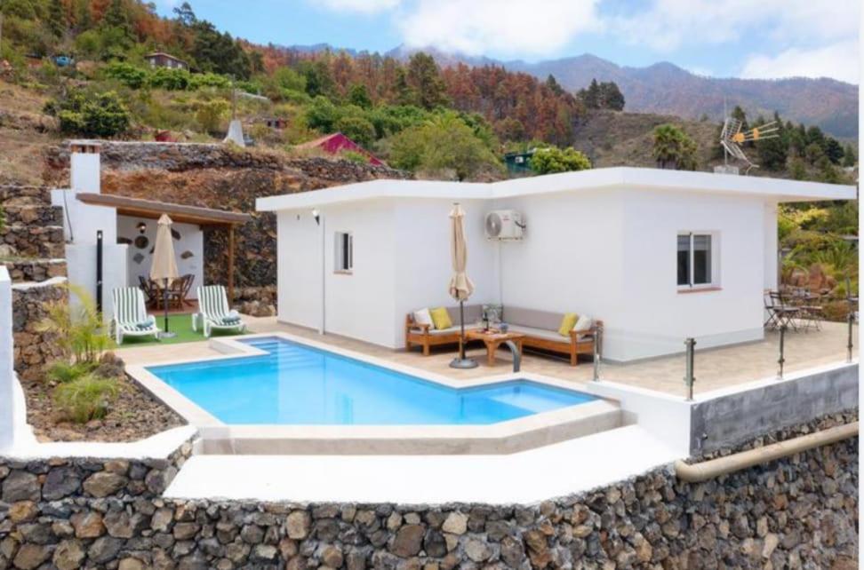 蒂哈拉费Casa Valista的一座带游泳池和房子的别墅