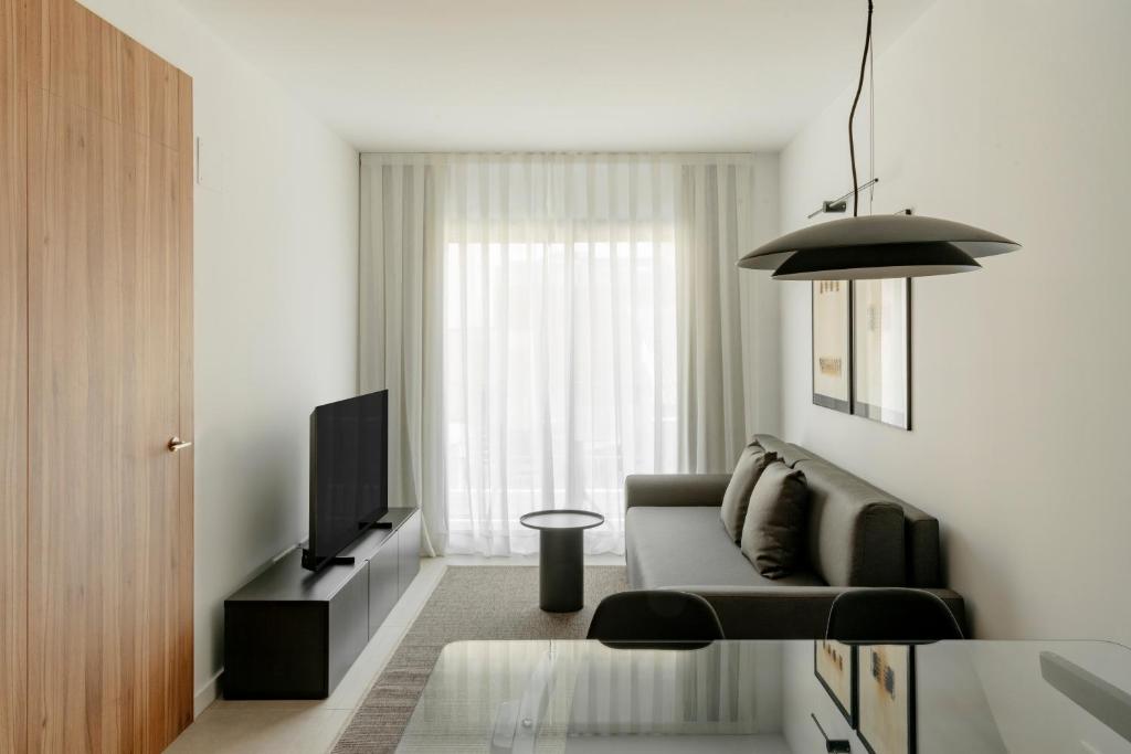 略夫雷加特河畔奥斯皮塔莱特Europa Apartments的带沙发和电视的客厅