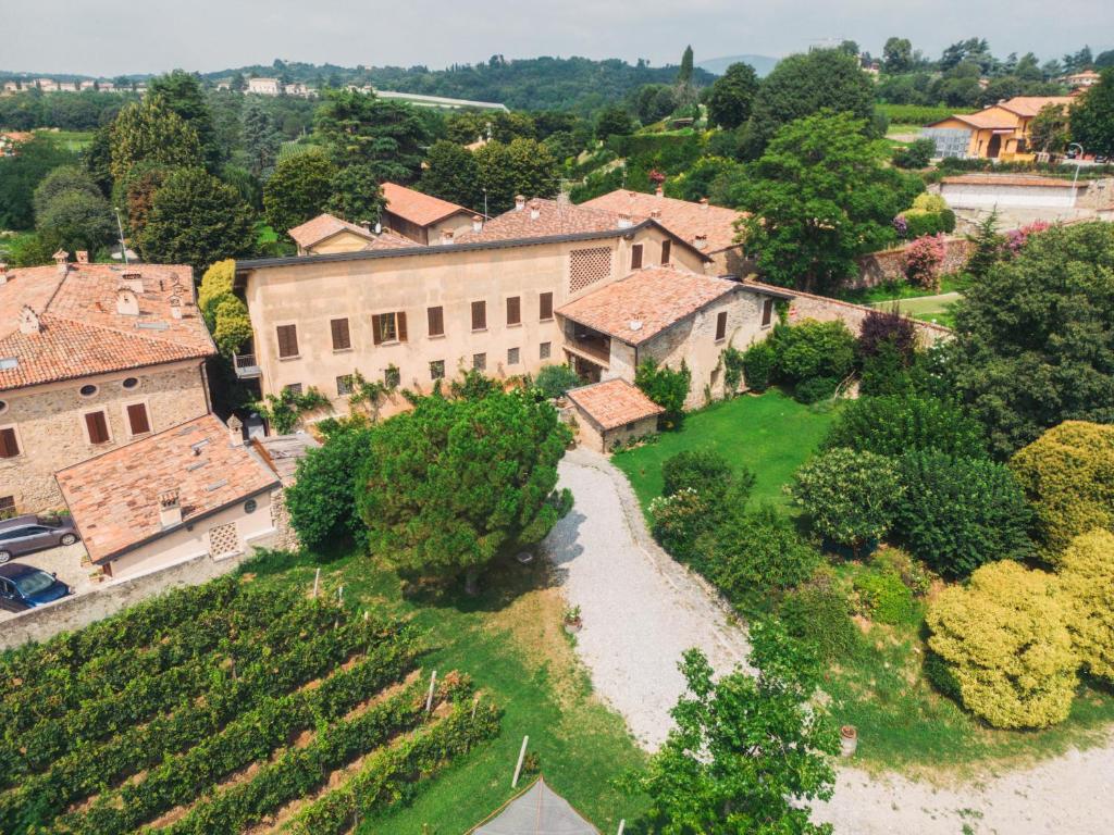Cazzago San MartinoFranciacorta Country Lodges的享有房子和葡萄园的空中景致
