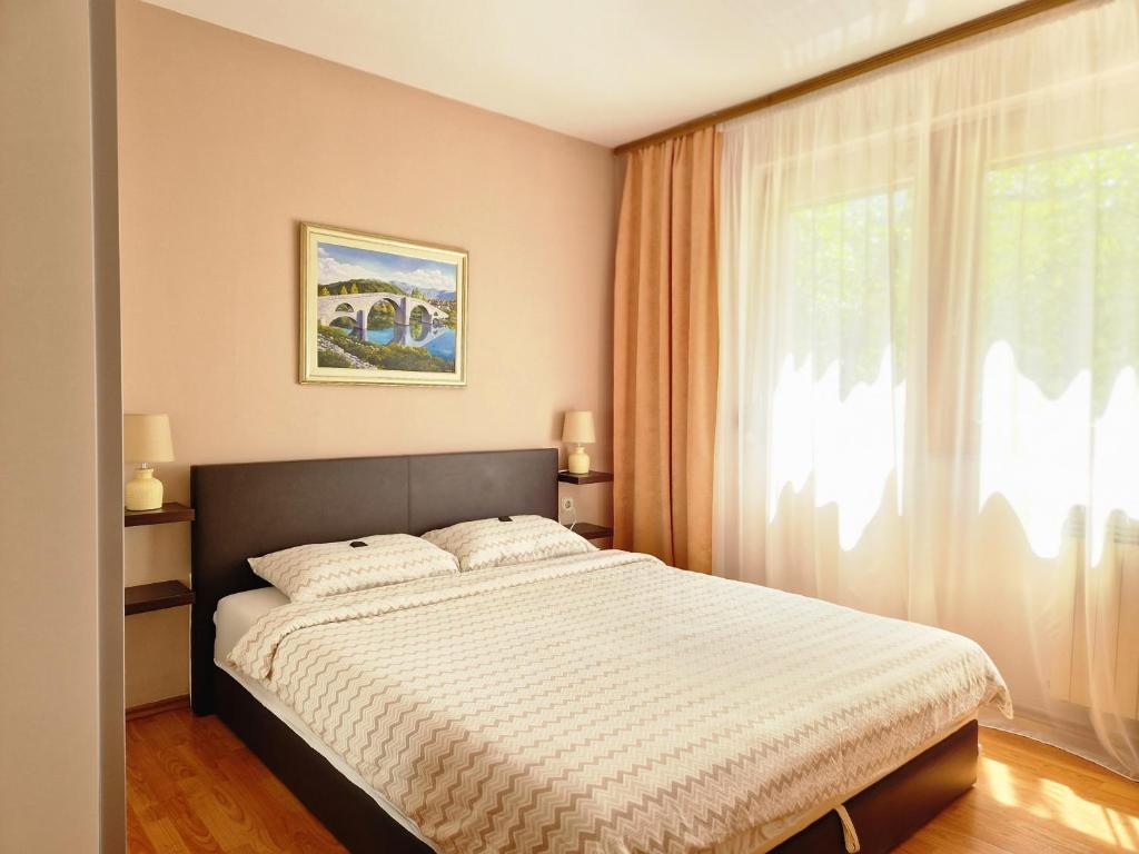 科尼茨斯巴果公寓的一间卧室设有一张大床和一个窗户。