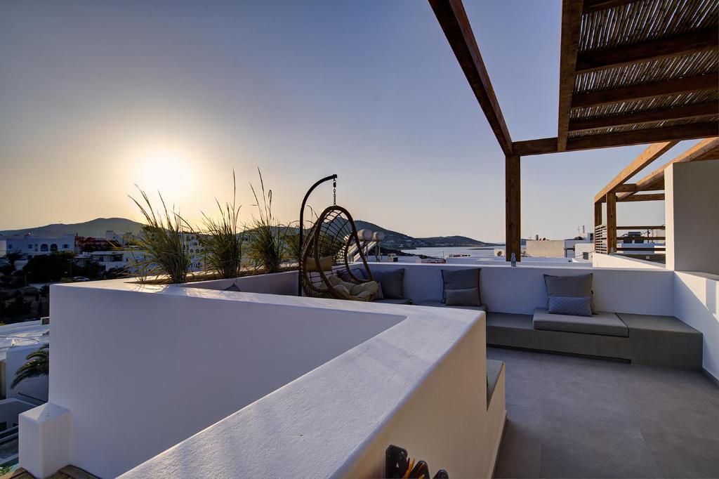 帕罗斯岛Clementina Paros的房屋的阳台享有风景。