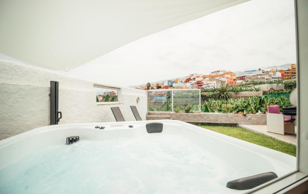 圣克鲁斯-德特内里费Casa Tulipanes & Spa的窗户客房内的大浴缸