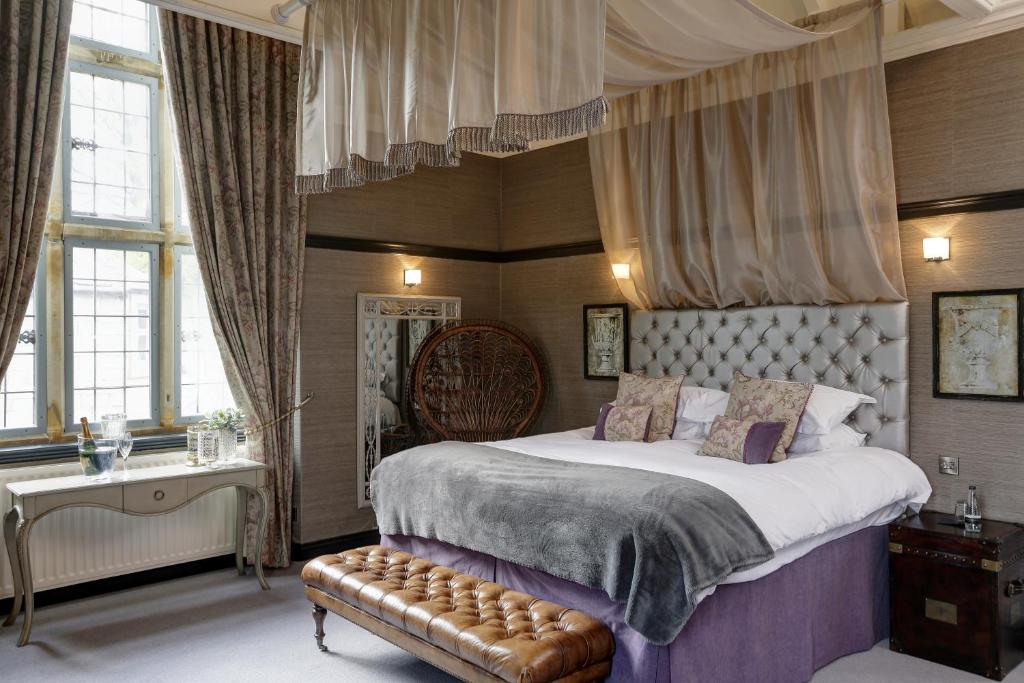 塞特尔猎鹰庄园酒店的一间卧室配有一张带天蓬的大床