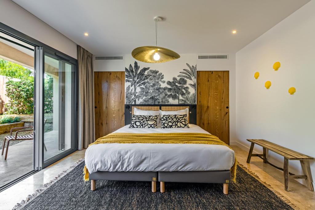 拉克鲁瓦瓦尔梅Le Refuge - Gigaro Lodges的一间带特大号床的卧室和一个阳台