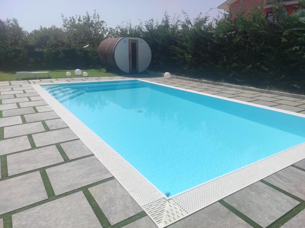 兰恰诺Buongiorno Majella - Appartamento con piscina的一座带砖砌庭院的庭院内的游泳池