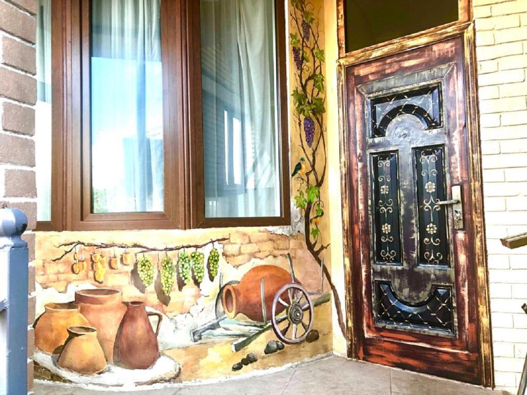 巴统Batumi Wonderland Guest House的房屋的画作,房子的门窗