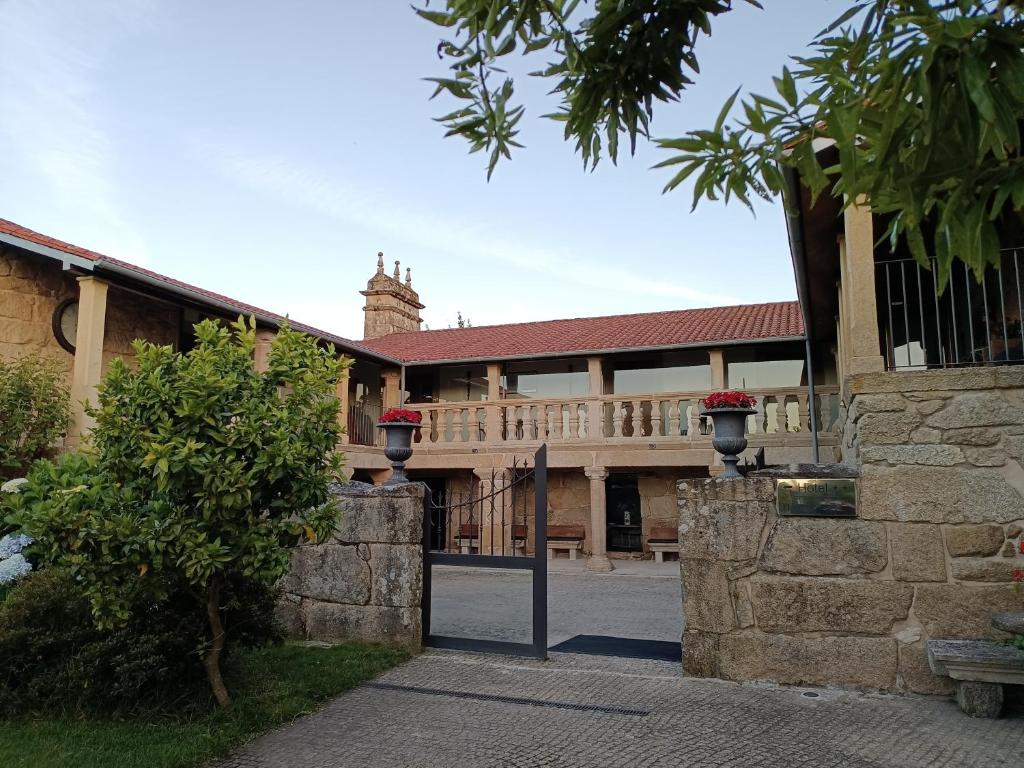 VillamarínCasa das Capelas的前面有门的建筑