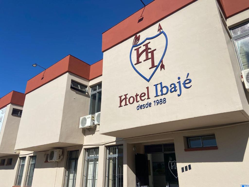 巴热Hotel Ibajé的上面有酒店刀标志的酒店大楼