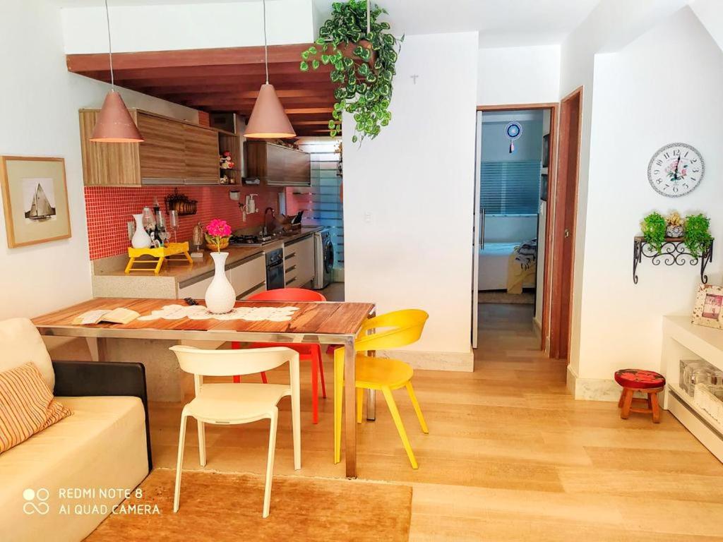 萨尔瓦多Pé na areia do Flamengo的厨房以及带桌椅的起居室。