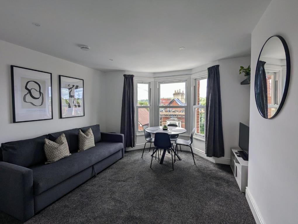 海维康Conegra Road by Wycombe Apartments的客厅配有沙发和桌子