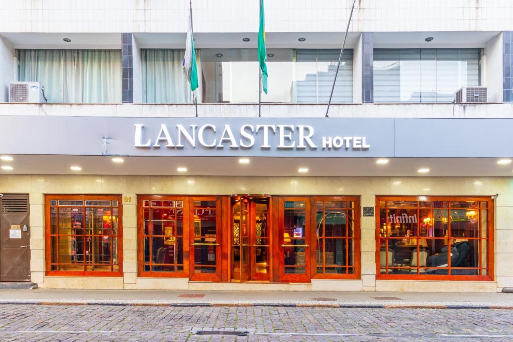 库里提巴Lancaster Hotel by Castelo Itaipava的一座标有酒店标志的建筑