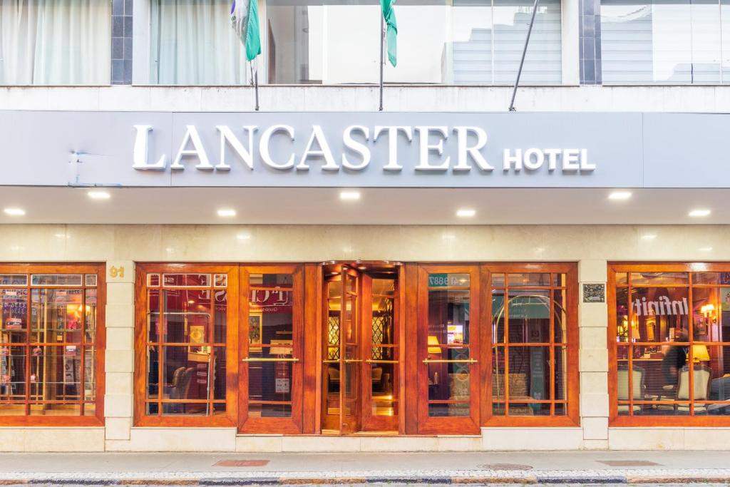 库里提巴Lancaster Hotel by Castelo Itaipava的兰卡斯特酒店前的商店