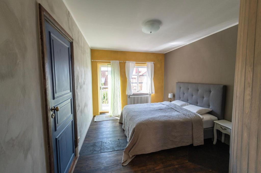 斯塔德Rooms in the center of Ystad的一间卧室设有一张床和一个窗口