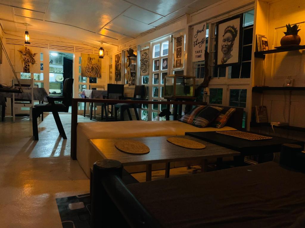 鲁亨盖里MASHA ARTS STUDIO的客厅配有沙发和桌子