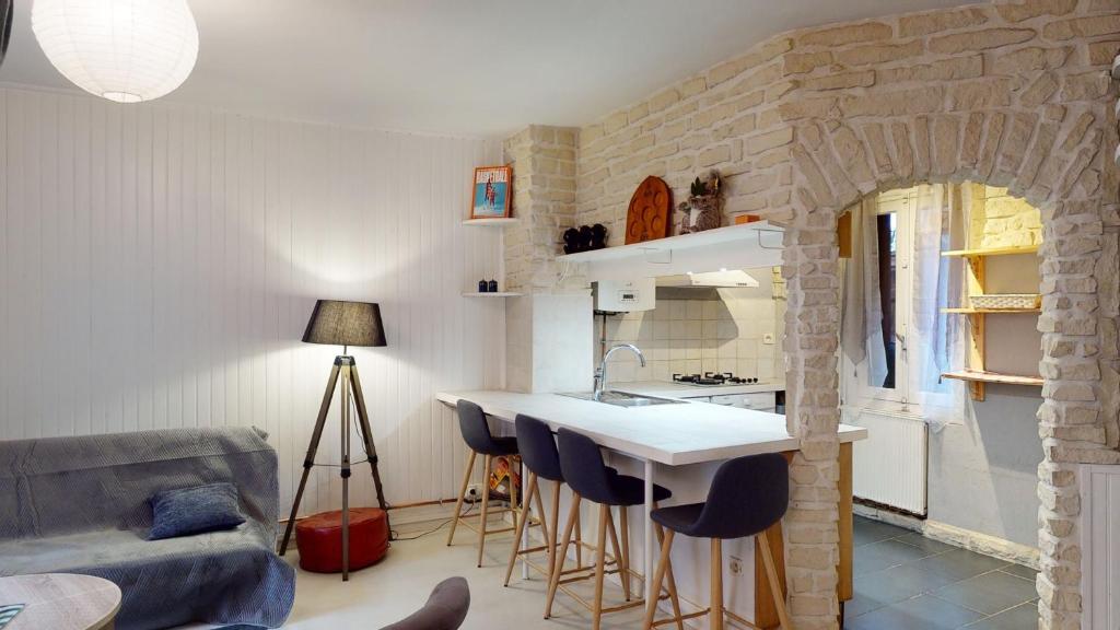 阿尔比L'Episcopale - Maison 2 chambres的一间厨房,里面配有桌椅