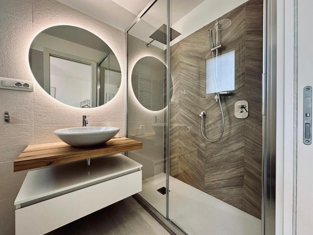 塞拉尔朱斯Villa Noga Rooms的一间带水槽和淋浴的浴室