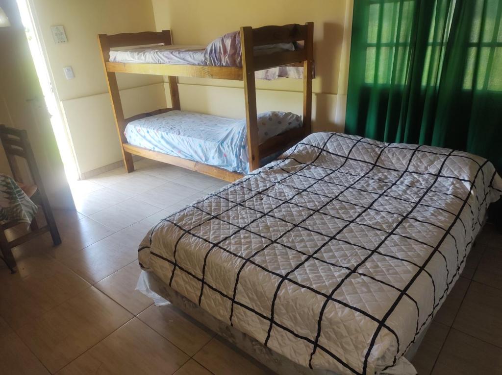 科隆Casa de campo的一间卧室配有一张床和一张双层床,