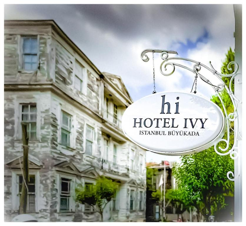王子岛群hi HOTEL IVY BÜYÜKADA的建筑物前读酒店常数的标志