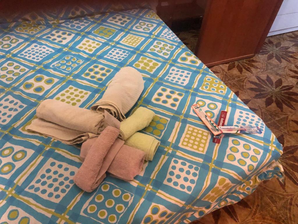 巴勒莫Residence Enrico的桌子上的一组毛巾和剪刀