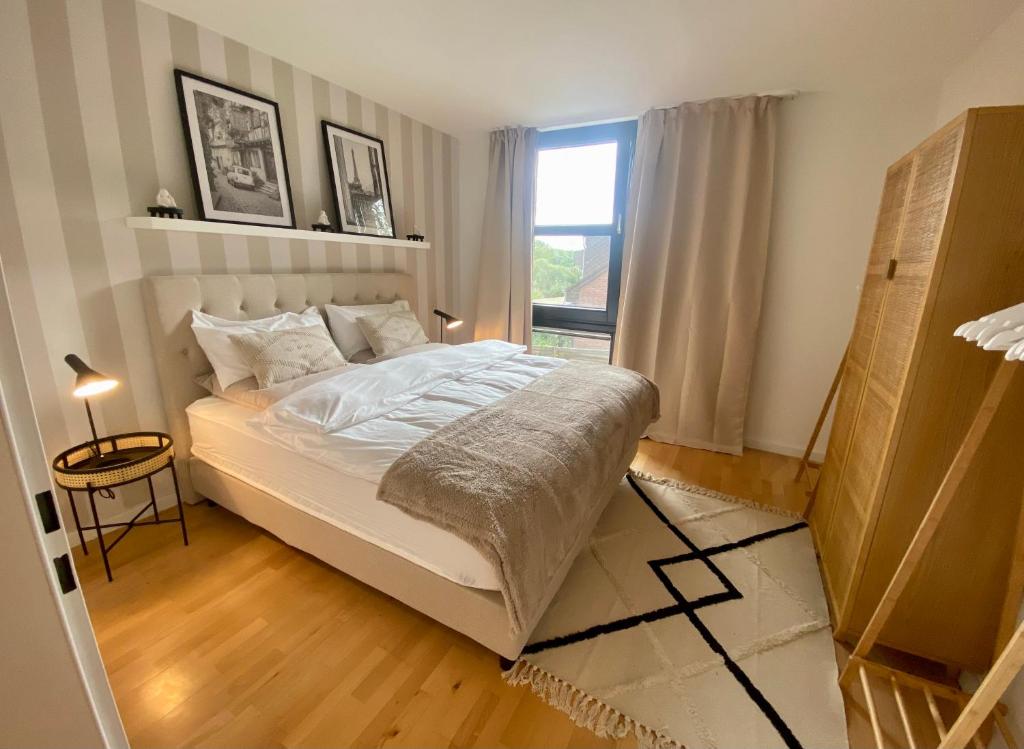 杜塞尔多夫V & S Apartments Since 2023的卧室配有白色的床和窗户