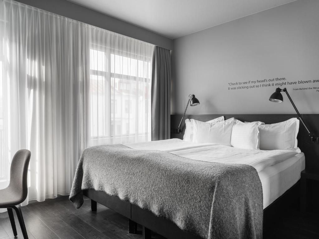 雷克雅未克Skuggi Hotel by Keahotels的一间卧室设有一张大床和一个窗户。