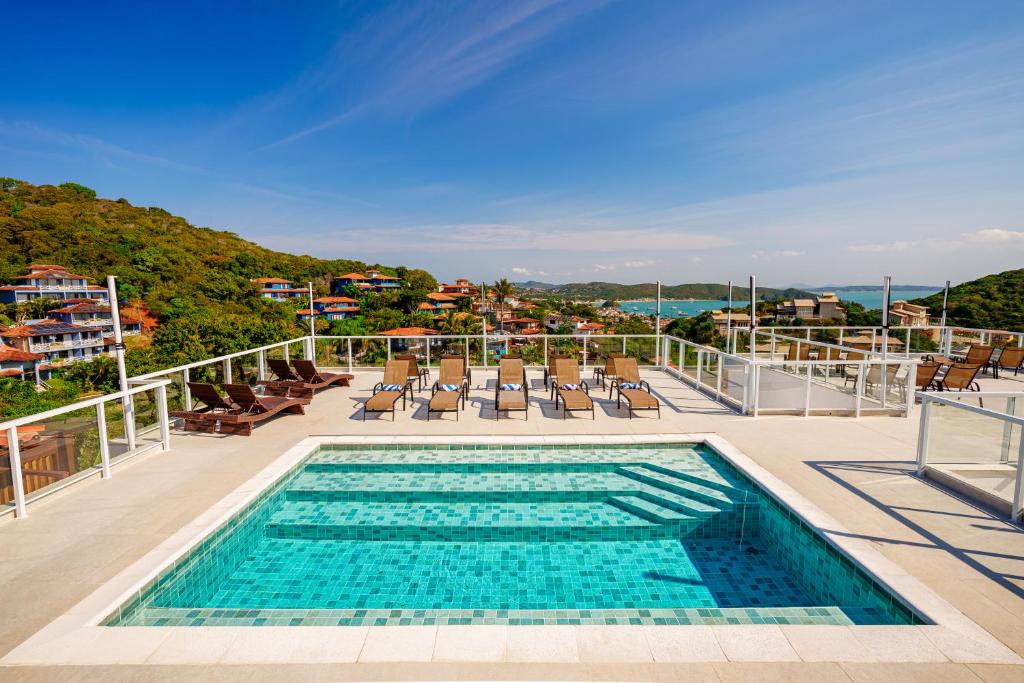 布希奥斯圣托里尼酒店的游轮甲板上的游泳池