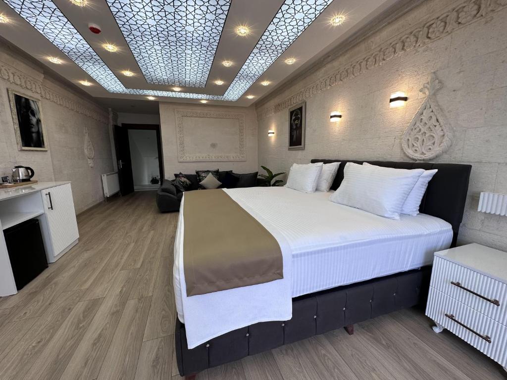 BitlisWhite Life Hotel & Cafe的一间带大床的卧室和一间厨房