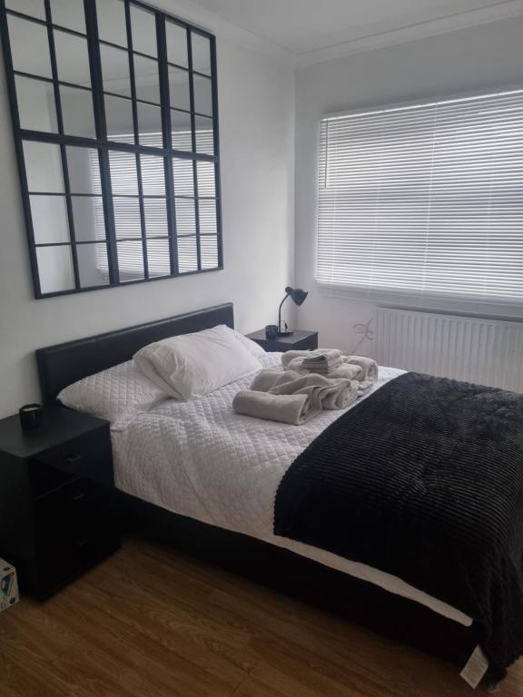 伦敦Manhattan Studio flat northbridge services的一间卧室配有一张带黑色毯子的床和窗户。
