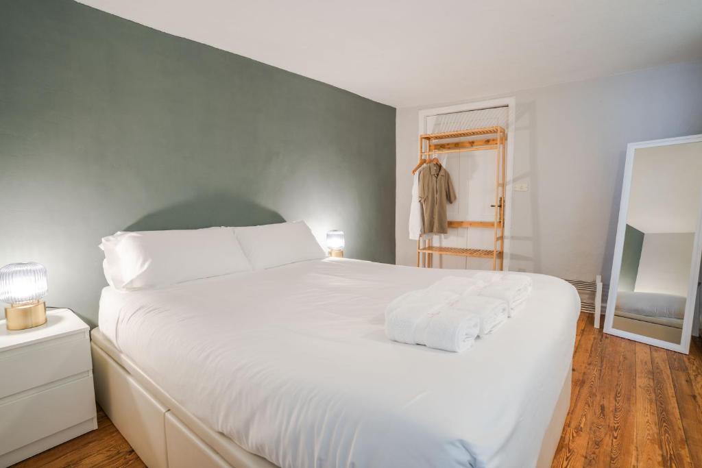拉奥罗塔瓦Double Room, attached bathroom - Casa del Indiano的卧室配有白色床单和白色大床