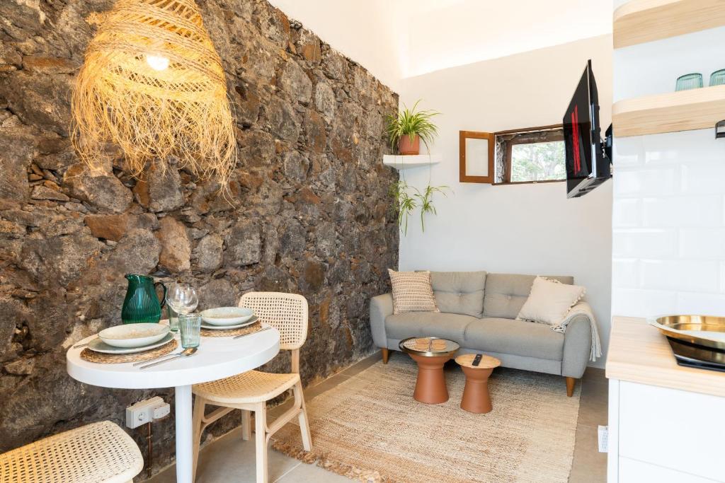 拉奥罗塔瓦Studio Canario with patio - Casa del Indiano的客厅配有桌子和沙发