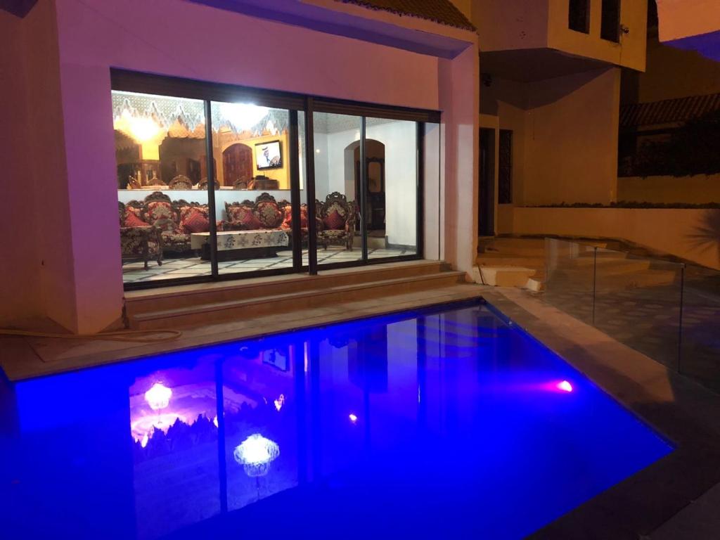 穆罕默迪耶Villa Hanaa的一座带蓝色灯光的游泳池