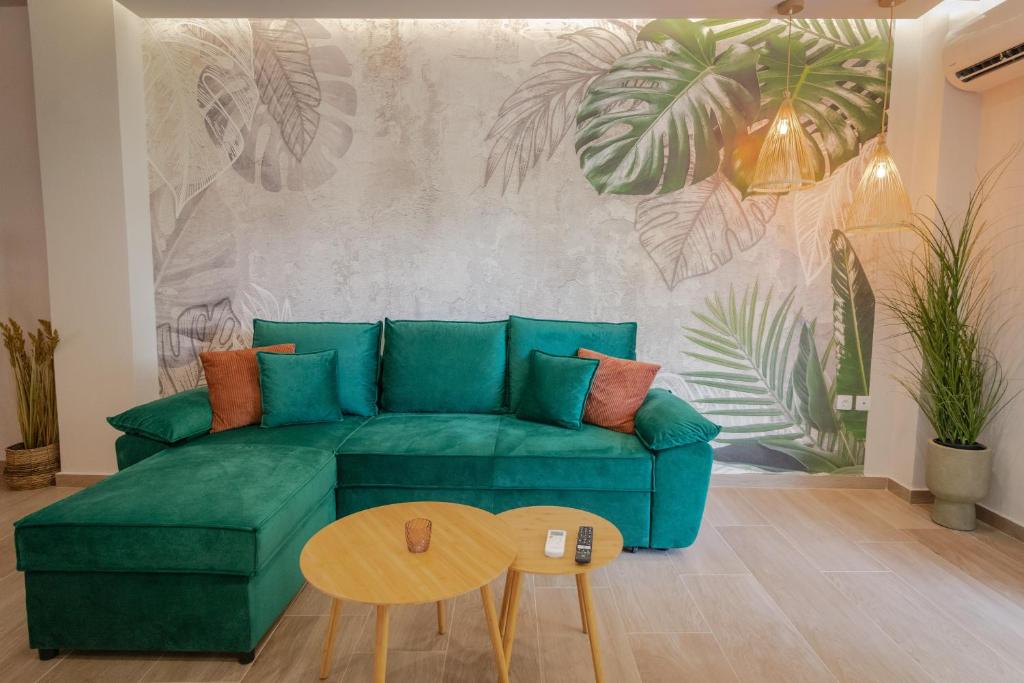 纳弗帕克托斯Vallia Suites-Green Luxury Suite A3的客厅配有绿色沙发和桌子