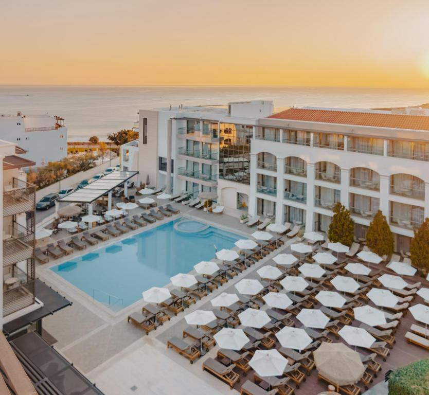 赫索尼索斯信天翁Spa度假酒店的享有酒店空中美景,设有游泳池和椅子
