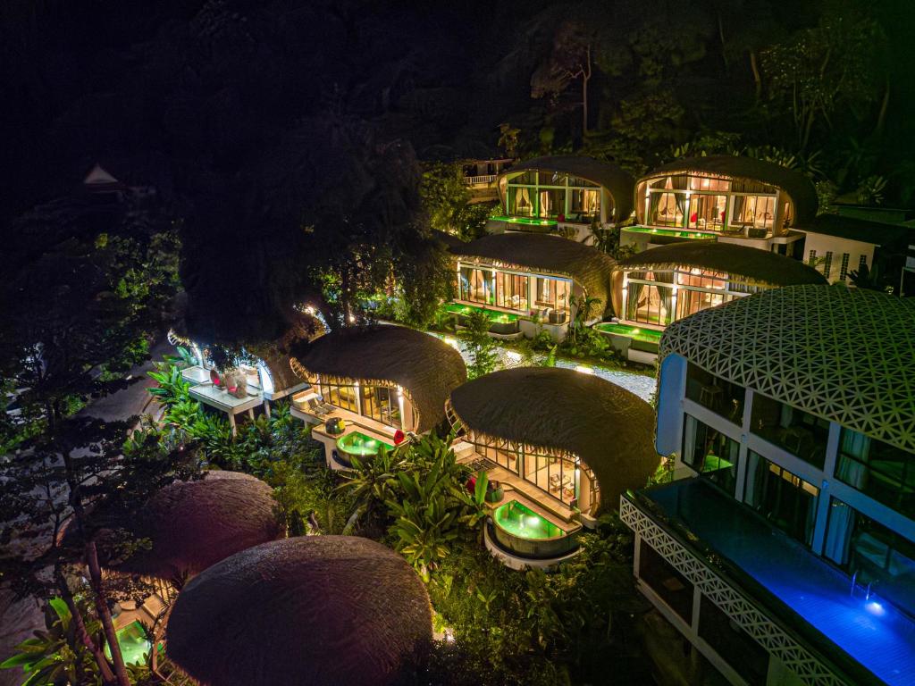 芭东海滩Three Monkeys Villas的夜间享有度假村的空中景致