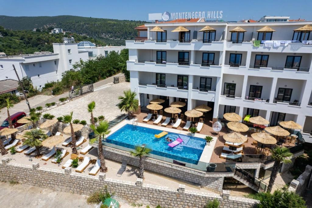 乌尔齐尼Apartments Montenegro Hills Ulcinj的享有酒店空中美景,设有游泳池