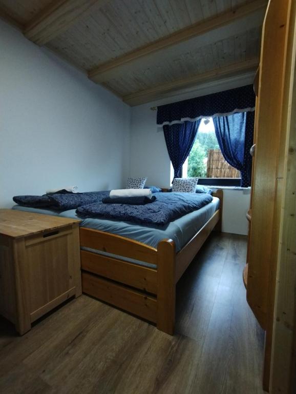 大卡尔洛维采Chalupa U Šindelářů - Velké Karlovice的一间卧室设有一张床和一个窗口