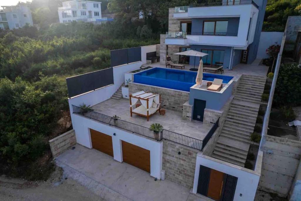 苏托莫雷Villa Infinity的享有带游泳池的房屋的空中景致