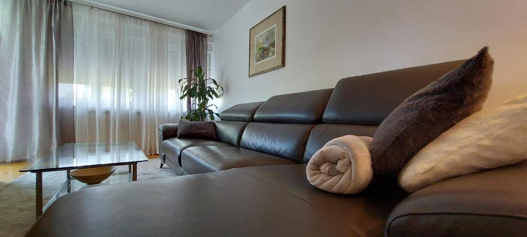 科普里夫尼察3 min. away的客厅配有带枕头的棕色皮沙发