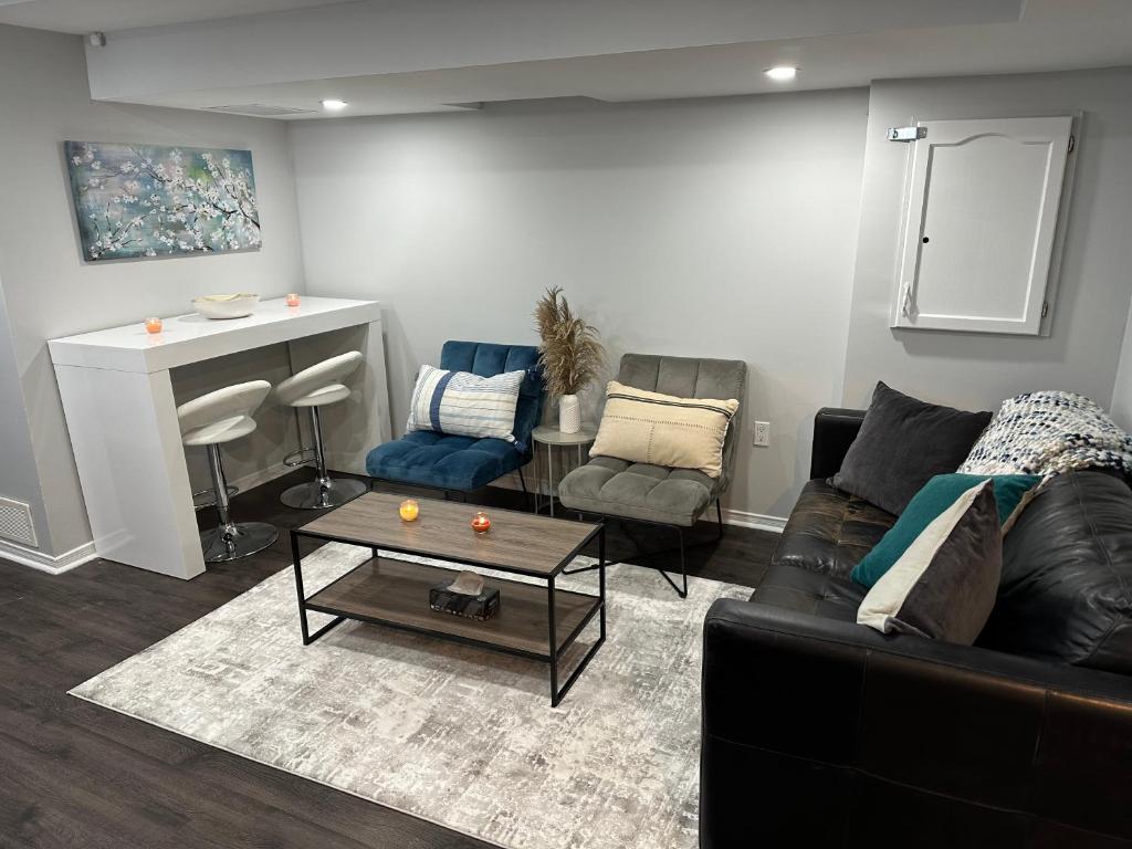 布兰普顿Luxurious and modern one bedroom basement suite.的客厅配有沙发和桌子