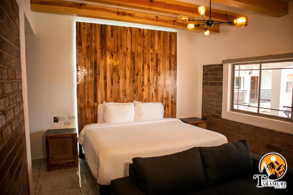克雷尔TARAMURI HOTEL & TOURS的一间卧室设有床、窗户和沙发