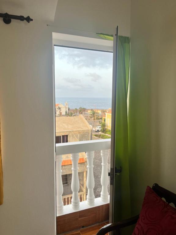 蓬塔杜索尔Casa BB&Djassi的客房设有海景窗户。