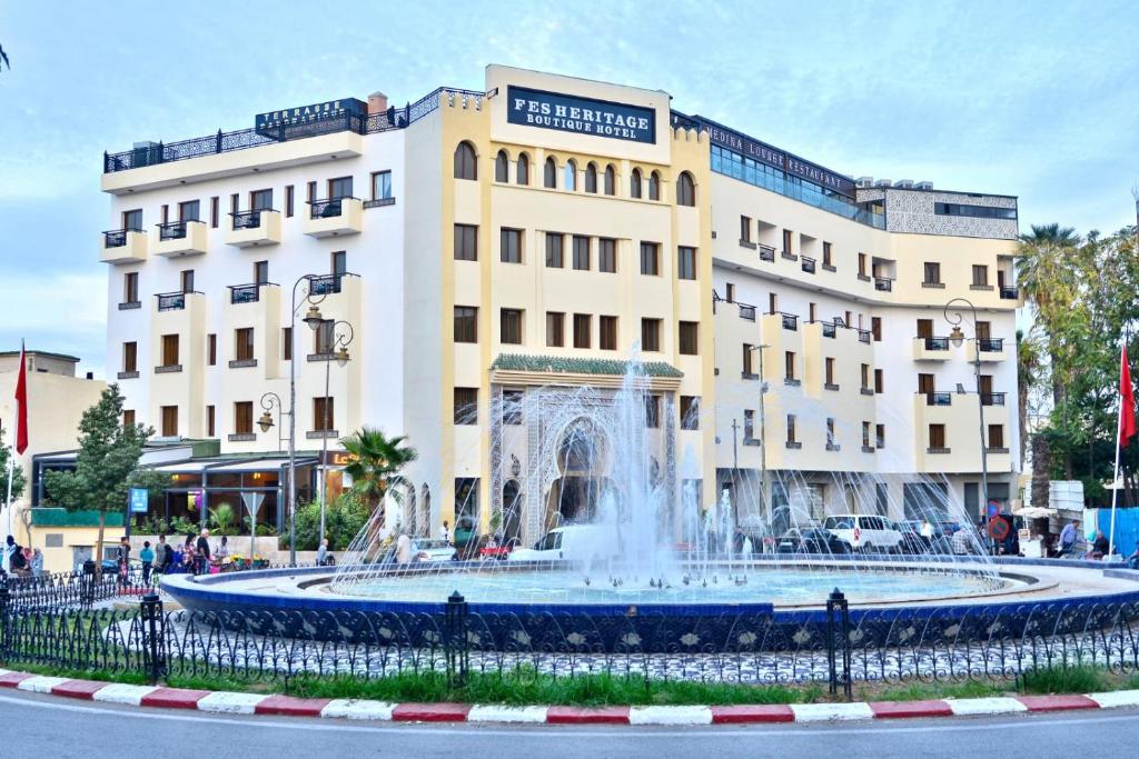 非斯Fes Heritage Boutique luxury Hotel的大楼前的大型喷泉